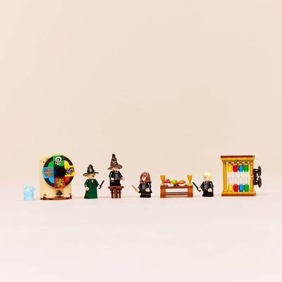 Gambar LEGO Harry Potter Hogwarts Castle Sorting Hat Ceremony Set 124 Pcs 76460 - Mix