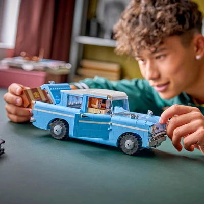 Gambar LEGO Harry Potter Enchanted Flying Ford Anglia Set 868 Pcs 76470 - Biru