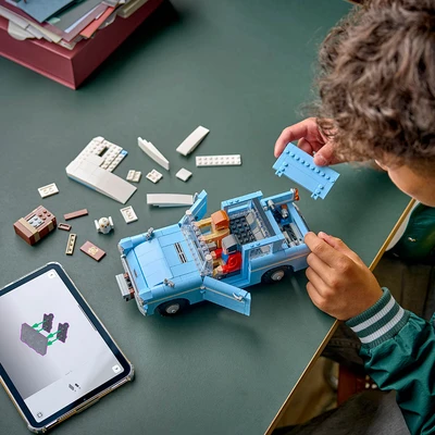 Gambar LEGO Harry Potter Enchanted Flying Ford Anglia Set 868 Pcs 76470 - Biru