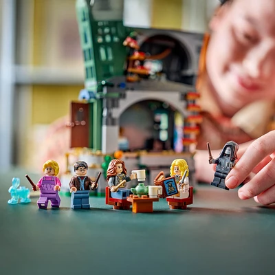 Gambar LEGO Harry Potter Luna Lovegoods House Set 764 Pcs 76467 - Mix