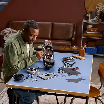 Gambar LEGO Icons Captain Jack Sparrows Pirate Ship Set 2862 Pcs 10365 - Hitam