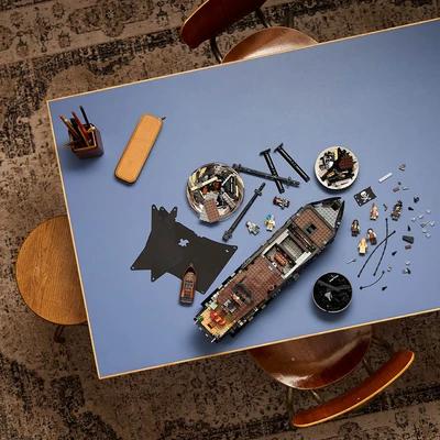 Gambar LEGO Icons Captain Jack Sparrows Pirate Ship Set 2862 Pcs 10365 - Hitam