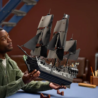 Gambar LEGO Icons Captain Jack Sparrows Pirate Ship Set 2862 Pcs 10365 - Hitam