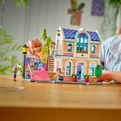 Gambar LEGO Friends Lianns Family House Set 946 Pcs 42687 - Mix