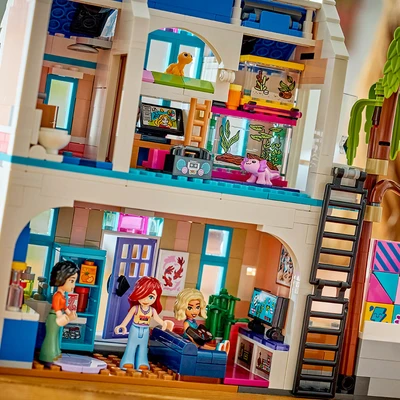 Gambar LEGO Friends Lianns Family House Set 946 Pcs 42687 - Mix