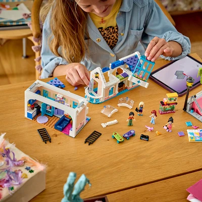 Gambar LEGO Friends Lianns Family House Set 946 Pcs 42687 - Mix
