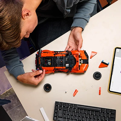 Gambar LEGO Technic Bugatti Chiron Pur Sport Set 771 Pcs 42222 - Oranye