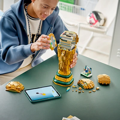 Gambar LEGO Editions Fifa World Cup Official Trophy Set 2842 Pcs 43020 - Gold