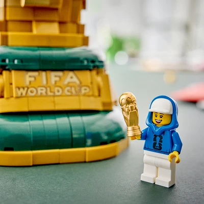 Gambar LEGO Editions Fifa World Cup Official Trophy Set 2842 Pcs 43020 - Gold