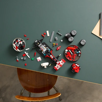 Gambar LEGO Icons Ferrari F2004 & Michael Schumacher Set 735 Pcs 11375 - Merah