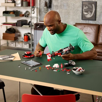 Gambar LEGO Icons Ferrari F2004 & Michael Schumacher Set 735 Pcs 11375 - Merah