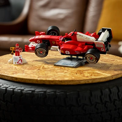Gambar LEGO Icons Ferrari F2004 & Michael Schumacher Set 735 Pcs 11375 - Merah