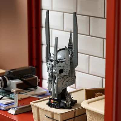 Gambar LEGO Icons The Lord Of The Rings Saurons Helmet Set 538 Pcs 11373 - Abu-abu