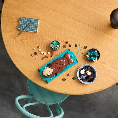 Gambar LEGO Ideas Floating Sea Otters Set 1234 Pcs 21366 - Cokelat