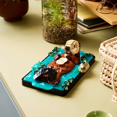 Gambar LEGO Ideas Floating Sea Otters Set 1234 Pcs 21366 - Cokelat