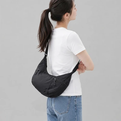 Gambar Passport Taylor Tas Selempang Curve - Hitam