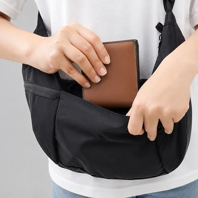 Gambar Passport Taylor Tas Selempang Curve - Hitam