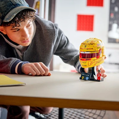 Gambar LEGO Editions Scuderia Ferrari HP Lewis Hamilton Helmet Set 884 pcs 43022 - Kuning