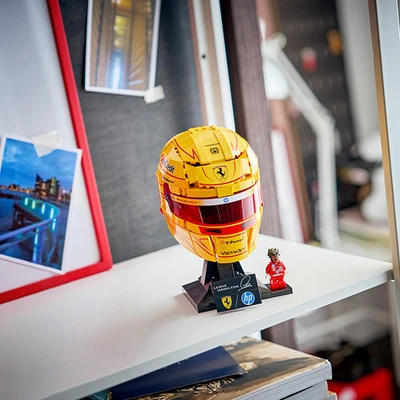 Gambar LEGO Editions Scuderia Ferrari HP Lewis Hamilton Helmet Set 884 pcs 43022 - Kuning