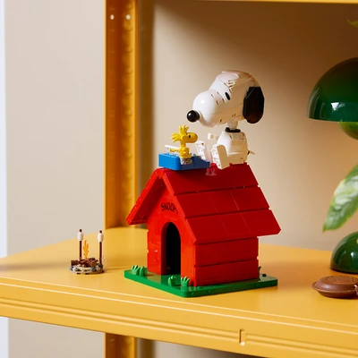 Gambar LEGO Ideas Peanuts Snoopy Doghouse Set 964 pcs 21368 - Merah/Putih