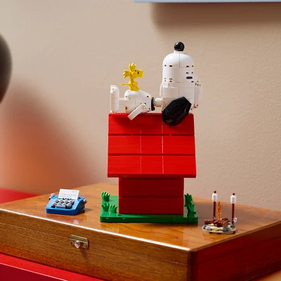 Gambar LEGO Ideas Peanuts Snoopy Doghouse Set 964 pcs 21368 - Merah/Putih