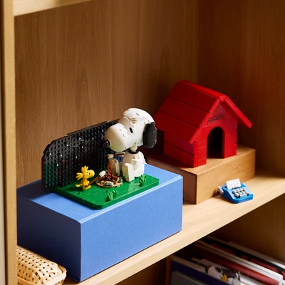 Gambar LEGO Ideas Peanuts Snoopy Doghouse Set 964 pcs 21368 - Merah/Putih