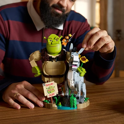 Gambar LEGO Shrek Donkey & Puss In Boots Set 1403 pcs 72423 - Hijau/Abu-abu