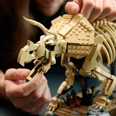 Gambar LEGO Dinosaur Fossils Triceratops Set 1154 pcs 77985 - Cokelat