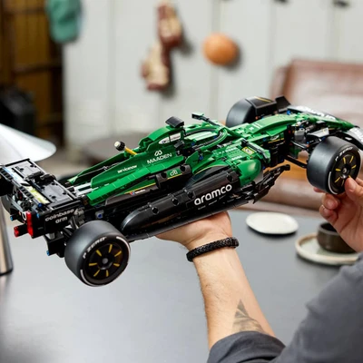 Gambar LEGO Technic Aston Martin Aramco AMR25 F1 Car Set 1547 pcs 42240 - Hijau/Hitam