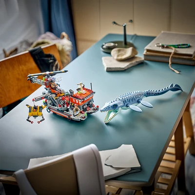 Gambar LEGO Jurassic World Mosasaurus Dinosaur Boat Attack Set 703 pcs 77983 - Mix