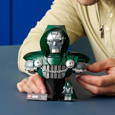 Gambar LEGO Marvel Doctor Doom Bust Set 379 pcs 76345 - Hijau/Silver