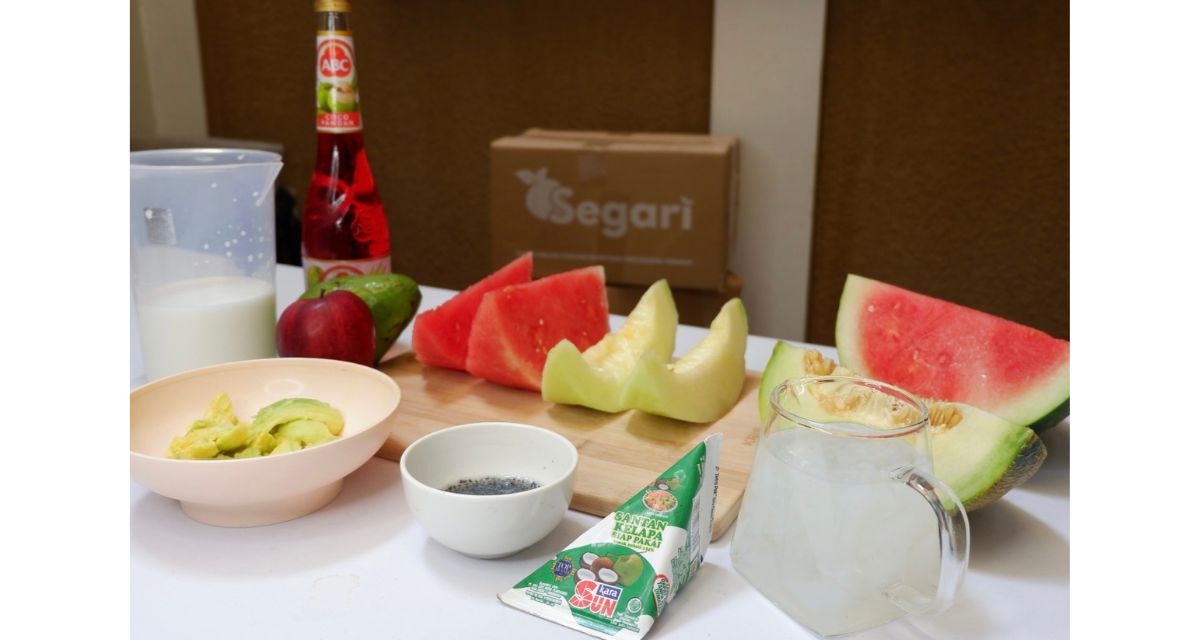 Sop Buah dengan Buah-Buahan Segar dan Es Batu