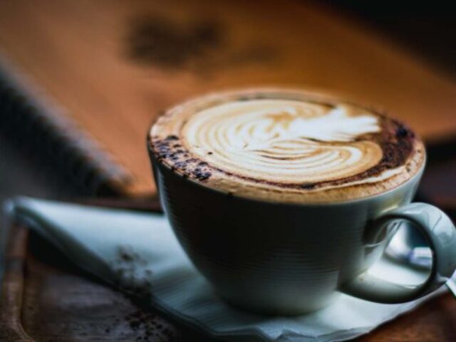 IMAGE_TAHU_jenis-minuman-kopi-mocha-latte-560x420_1744690730