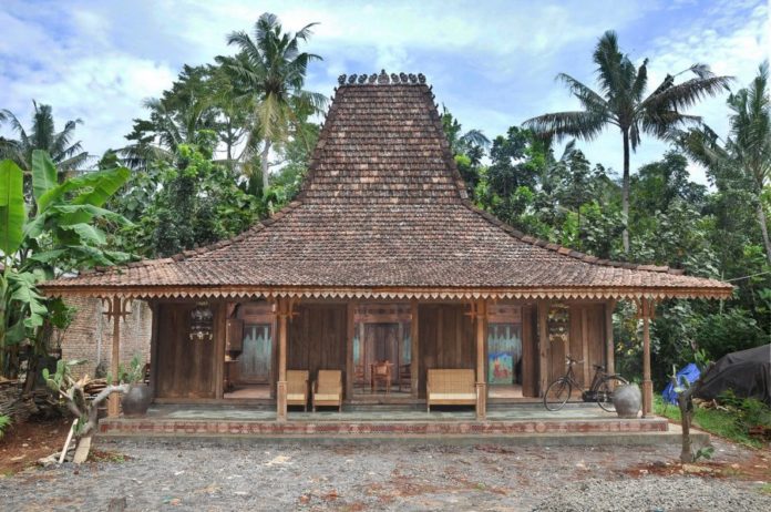 IMAGE_TAHU_rumah-joglo-jompongan-696x462_1742547427