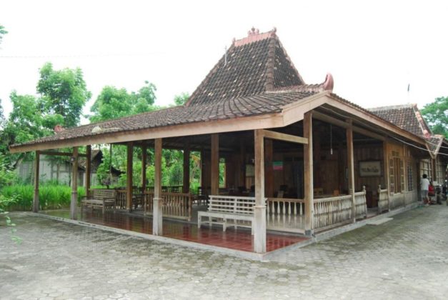 IMAGE_TAHU_rumah-joglo-pangrawit-627x420_1742548410
